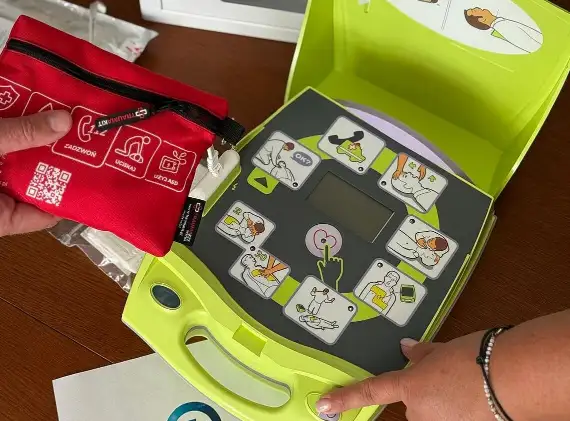 Nowe defibrylatory AED w olsztyńskich urzędach