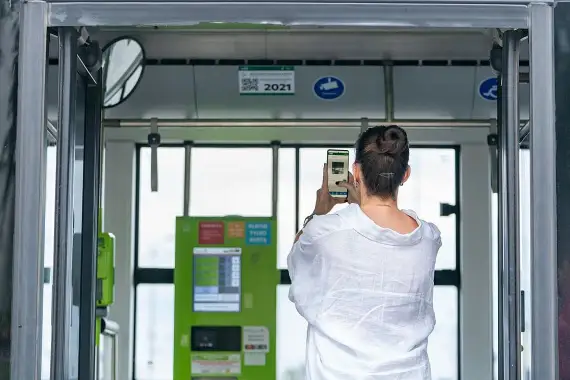 W autobusach i tramwajach pojawiają się kody QR. Aplikacja „Nasz Olsztyn” tuż przed premierą