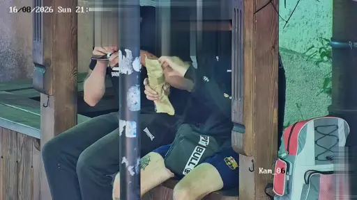 Wpadł w ręce policji, bo wciągał biały proszek z telefonu [WIDEO]