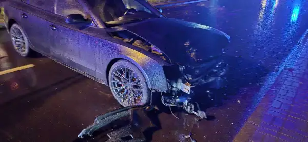 Nocna jazda próbna w Olsztynie zakończona przed sądem. Młody kierowca zniszczył nowe auto i latarnię