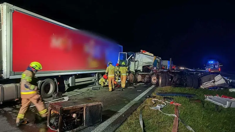 Groźne zdarzenie na S7 w kierunku Warszawy. Zderzenie ciężarówek i wywrócona laweta