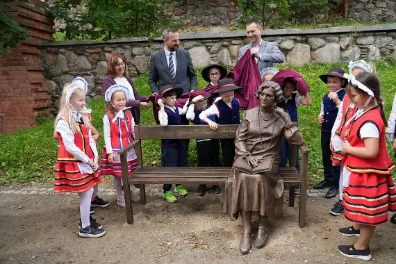 Olsztyn ma nowy symbol pamięci. Na plantach stanęła ławeczka Marii Zientary-Malewskiej